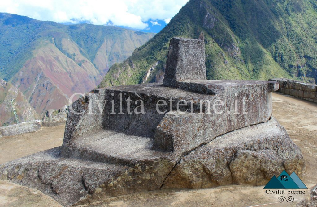 Pietra Intihuatana di Machu Picchu in primo piano, con le montagne sullo sfondo