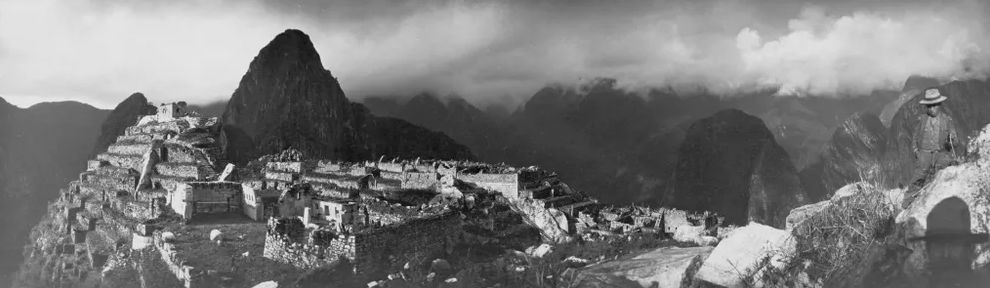 foto panoramica di machu picchu nel 1911 con l'esploratore hiram bingham
