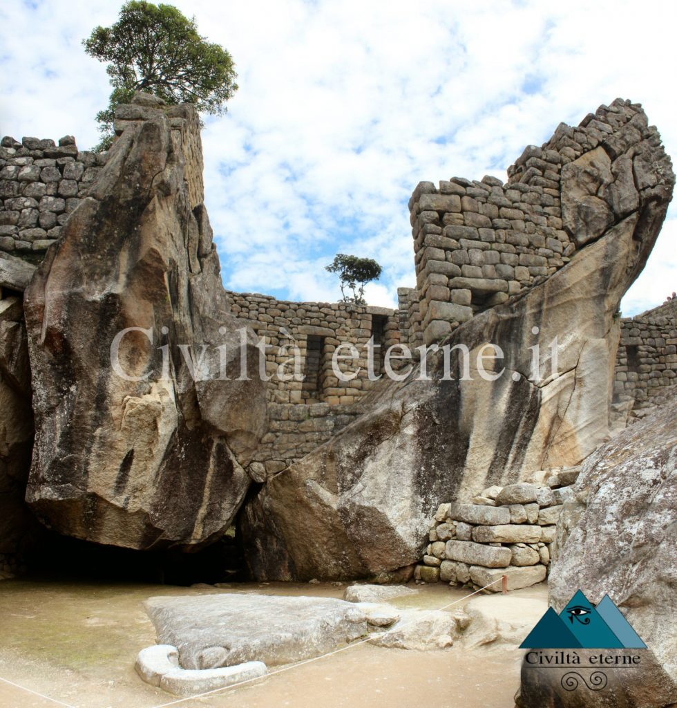 Tempio del condor di Machu Picchu visto da vicino