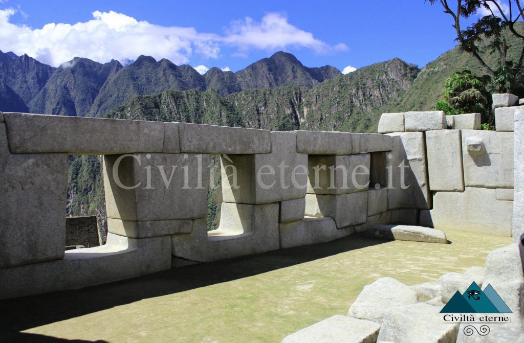 tempio delle tre finestre di machu picchu visto dall'interno con le montagne sullo sfondo
