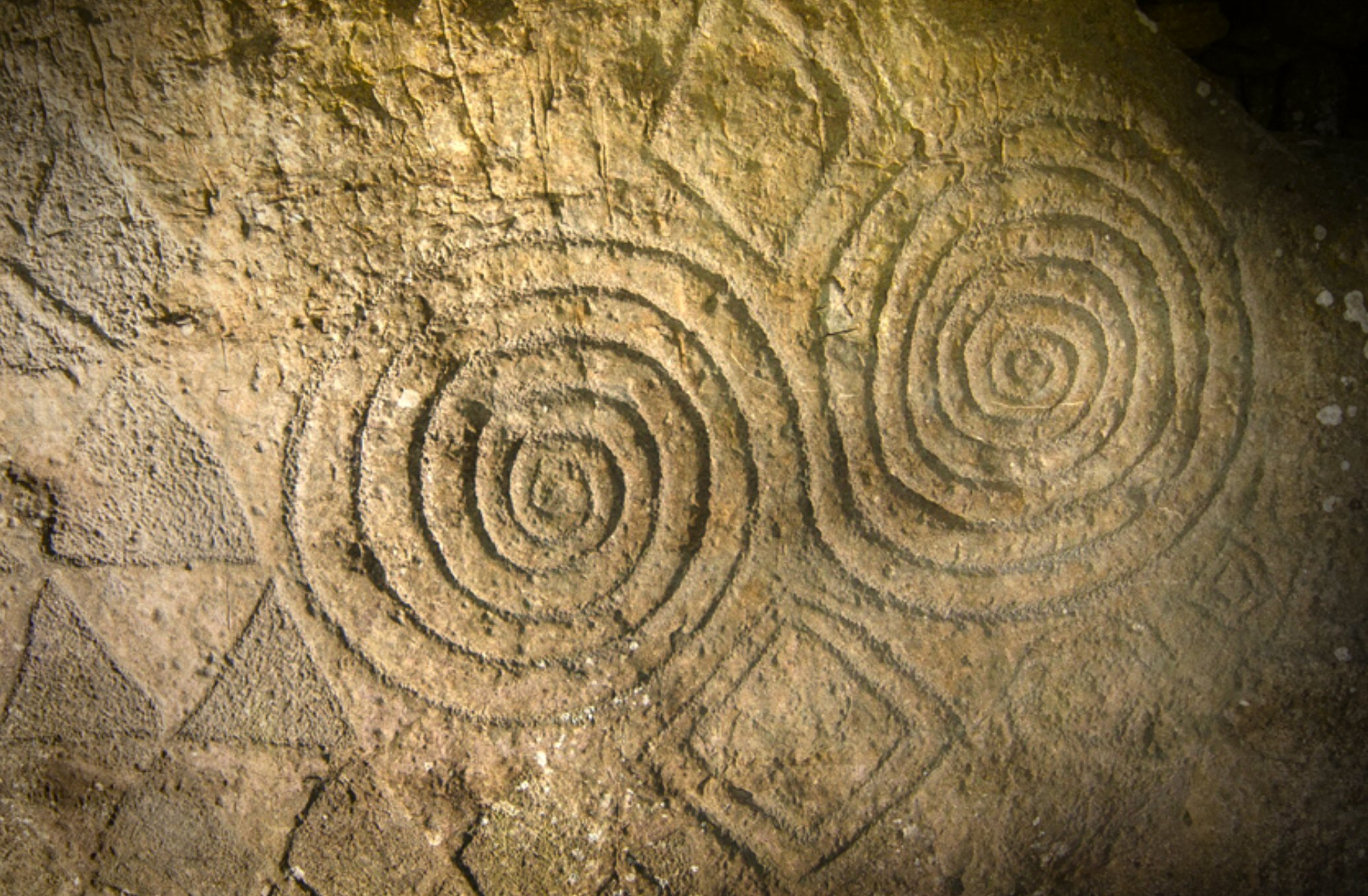 Doppia spirale raffigurata su una kerbstone del tumolo preistorico di Newgrenge in irlanda del Nord.