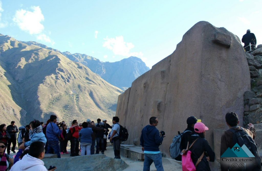 Muro dei sei monoliti, all'interno del centro cerimoniale illuminato dal Sole all'alba del solstizio d'inverno