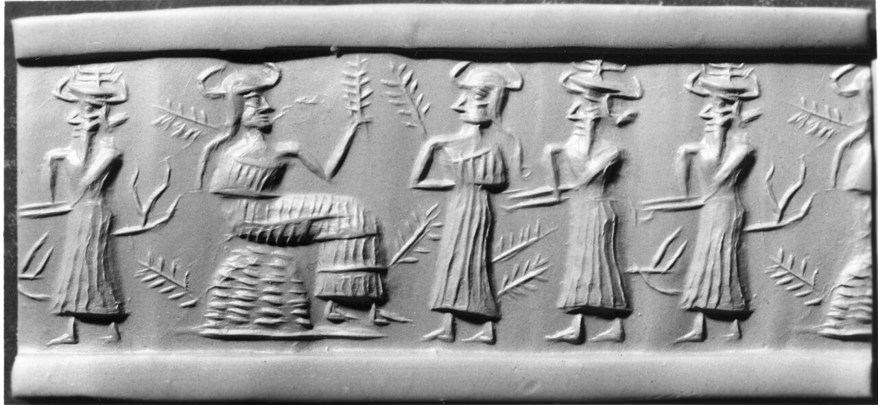 Impressione di sigillo cilindrico accadico raffigurante una dea della vegetazione, forse Ninhursag, seduta su un trono circondata da fedeli (circa 2350-2150 a.C.). La varietà di scene mitologiche aumentò notevolmente durante il periodo accadico. In questo sigillo, una dea della vegetazione seduta viene accolta da altre tre divinità. Dalle femmine spuntano steli di grano, mentre dai due maschi crescono rami d'albero, forse riferendosi a un mito specifico